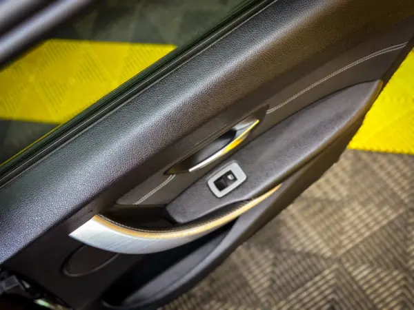 BMW 318 d Touring Auto Sport 15