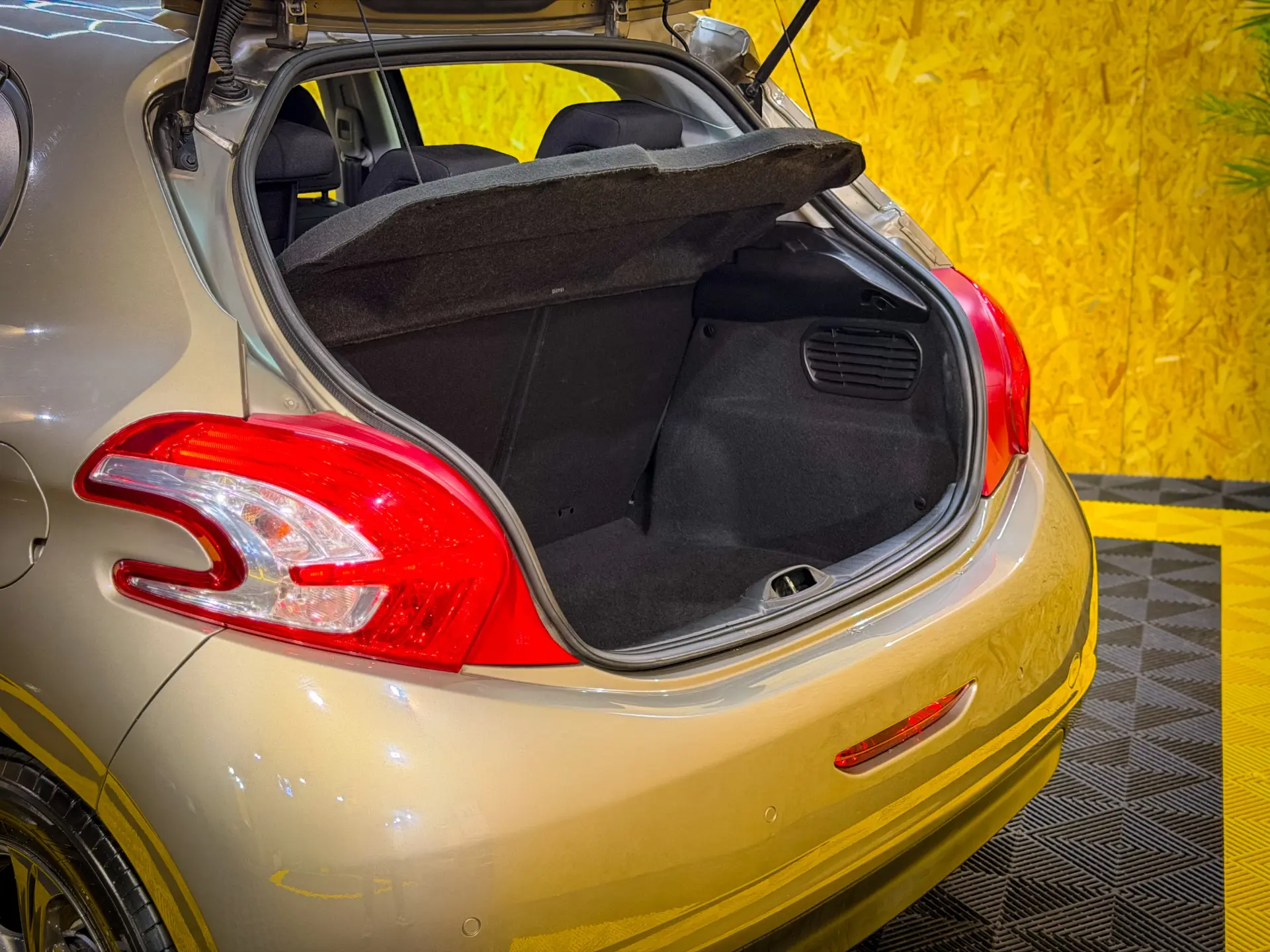 Peugeot 208 1.6 e-HDi SE Style 32