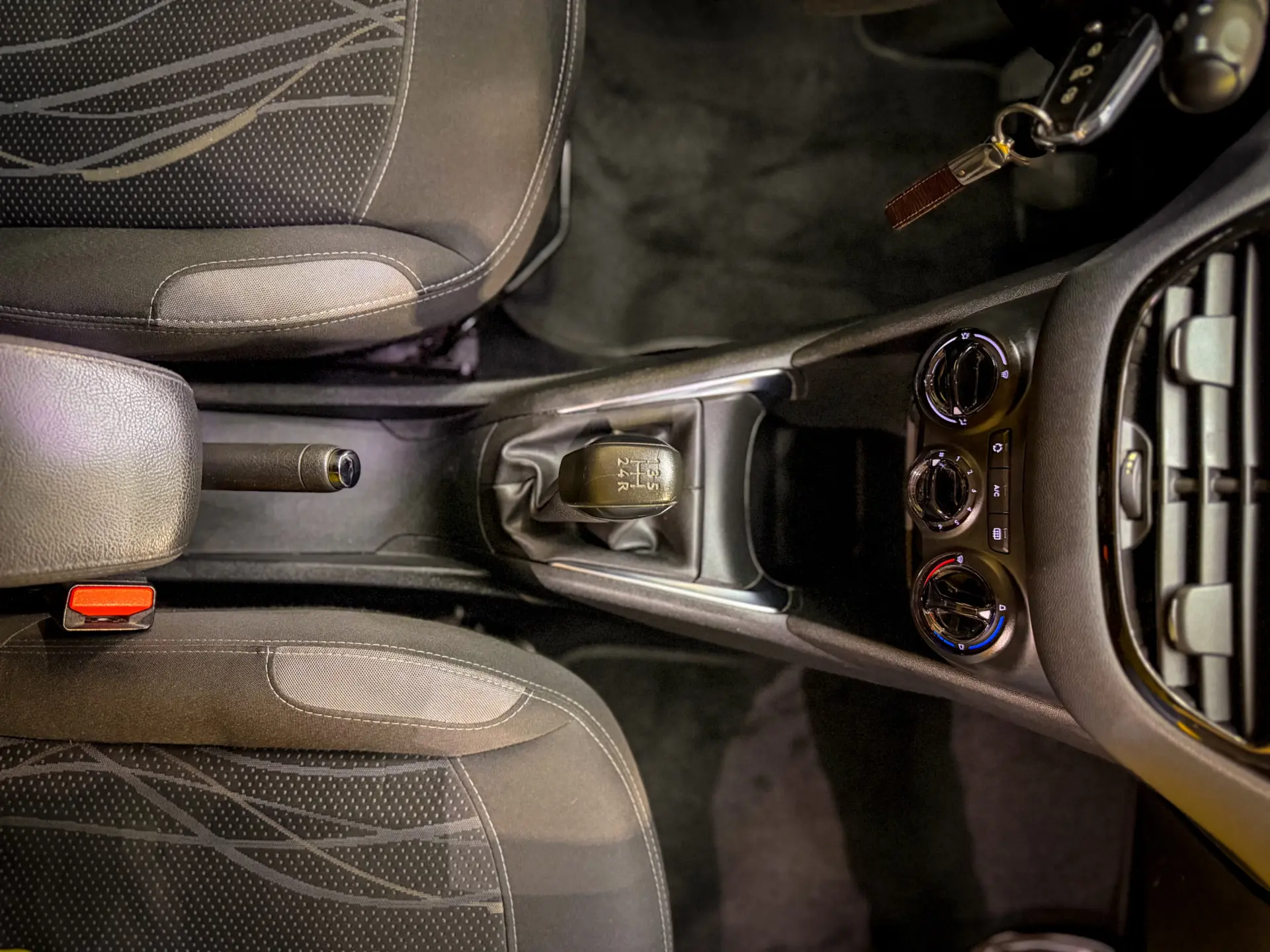 Peugeot 208 1.6 e-HDi SE Style 18