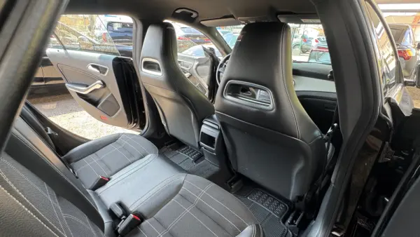 Mercedes-Benz CLA 200 d Shooting Brake Urban 36