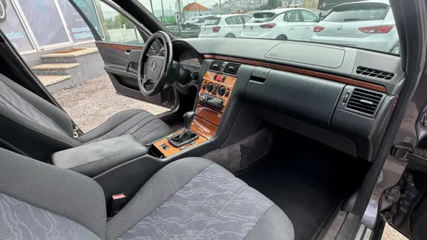 Mercedes-Benz E 220 CDI Classic 13