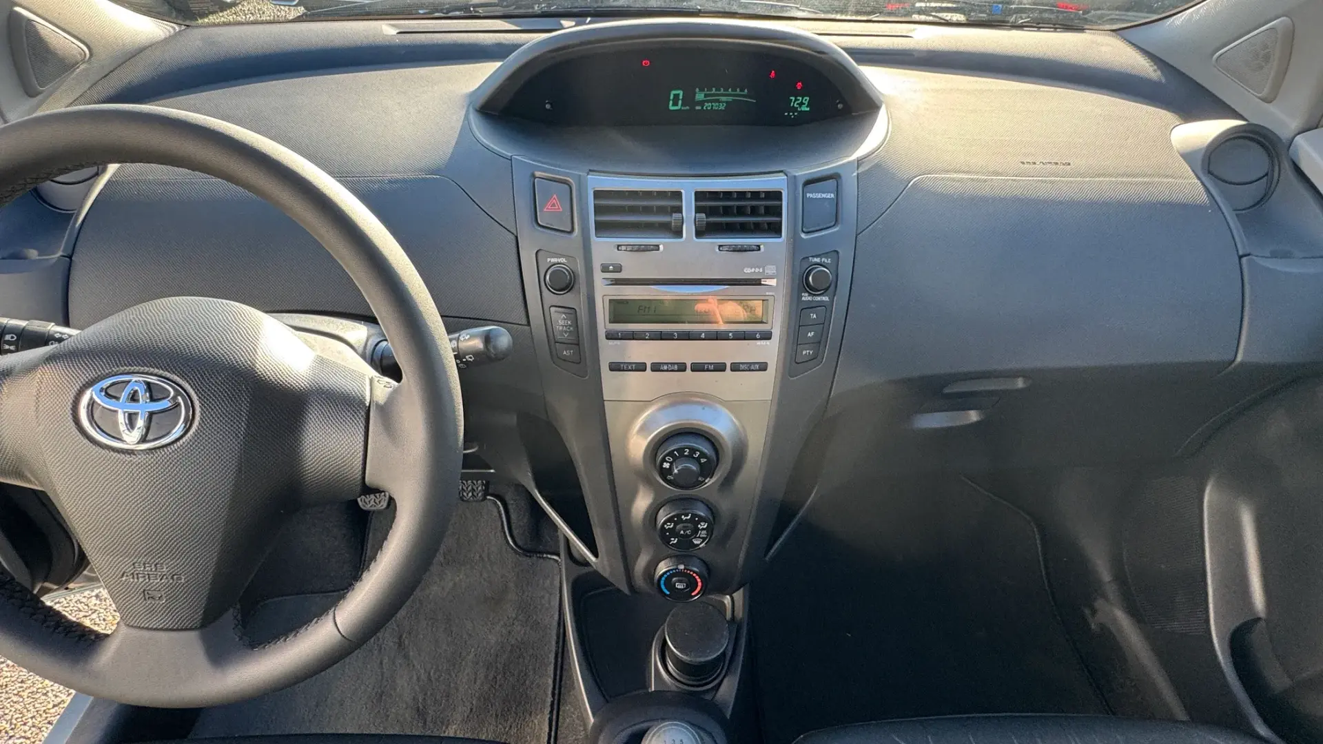 Toyota Yaris 1.0 VVT-i Comfort+AC 28