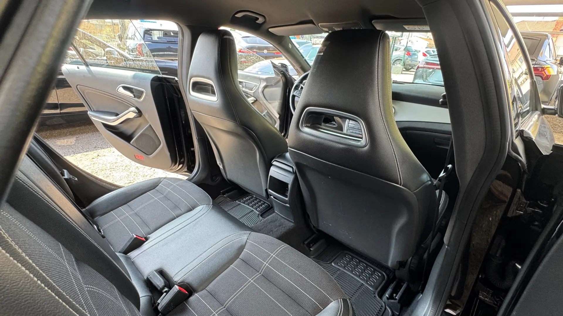 Mercedes-Benz CLA 200 d Shooting Brake Urban 36