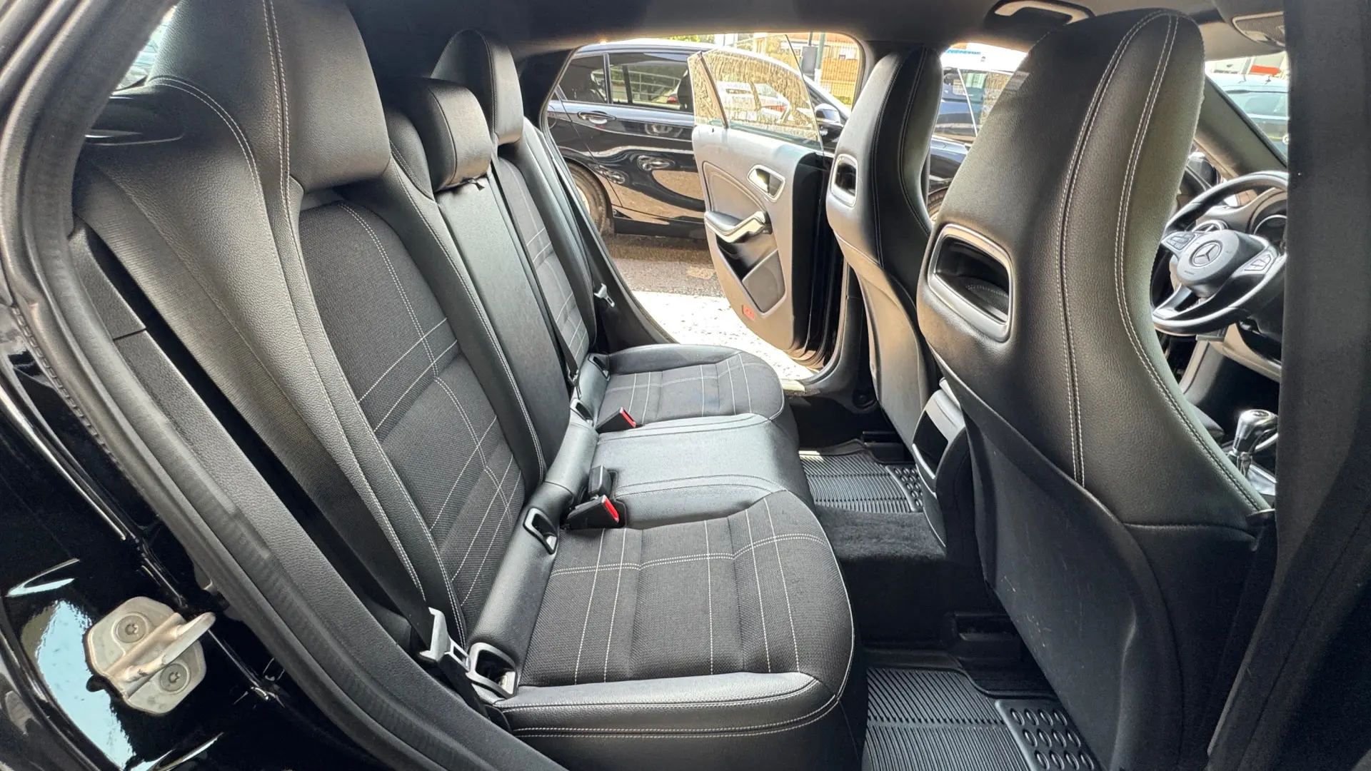 Mercedes-Benz CLA 200 d Shooting Brake Urban 35