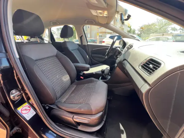 Volkswagen Polo 1.0 Confortline 5