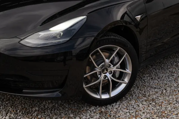 Tesla Model 3 Standard Range Plus RWD 3