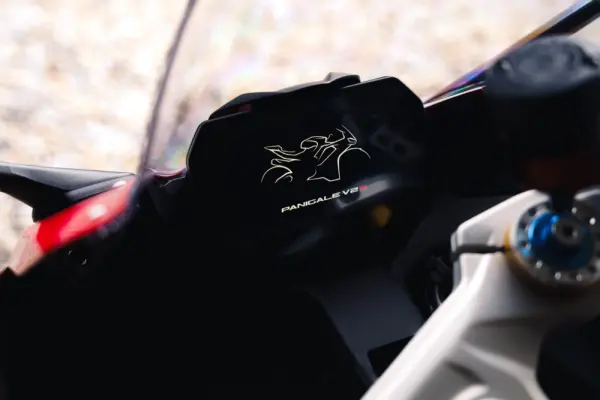 Ducati Panigale V2 V2S 2025 14