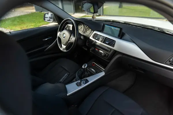 BMW 318 d Line Sport 7