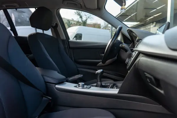 BMW 318 d Line Sport 8