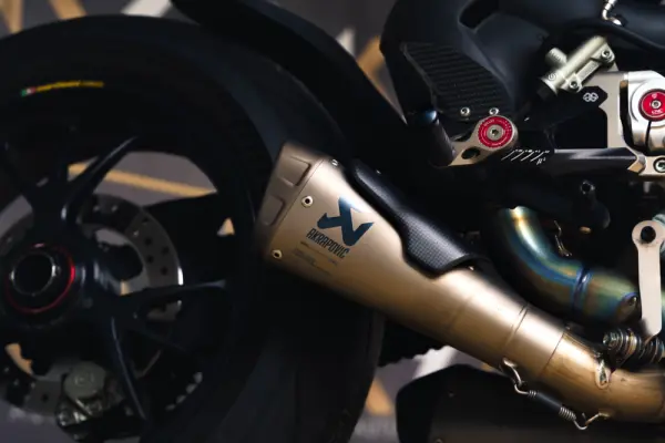 Ducati Streetfighter V4S + AKRAPOVIC 19