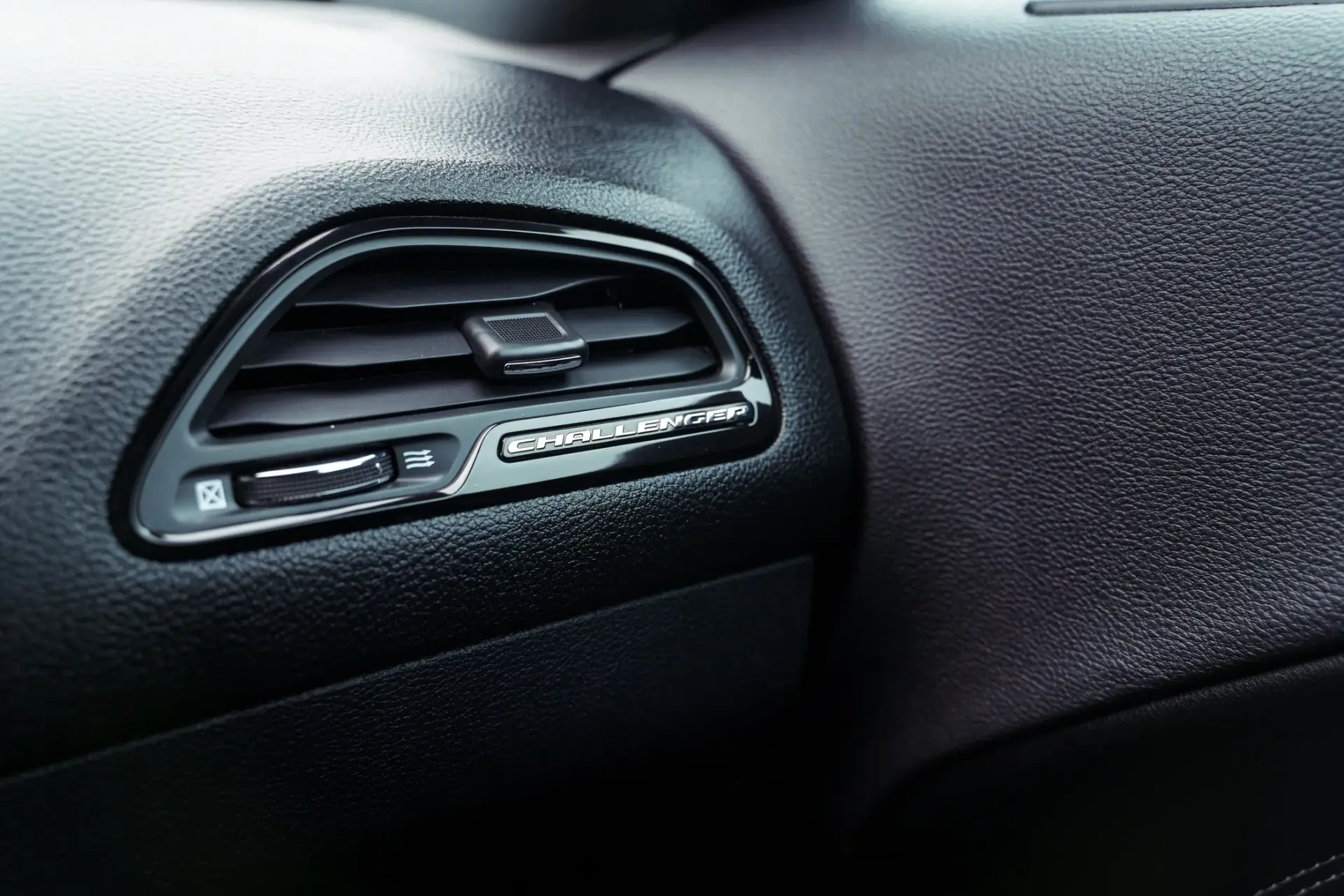 Dodge Challenger Auto SXT Plus 25