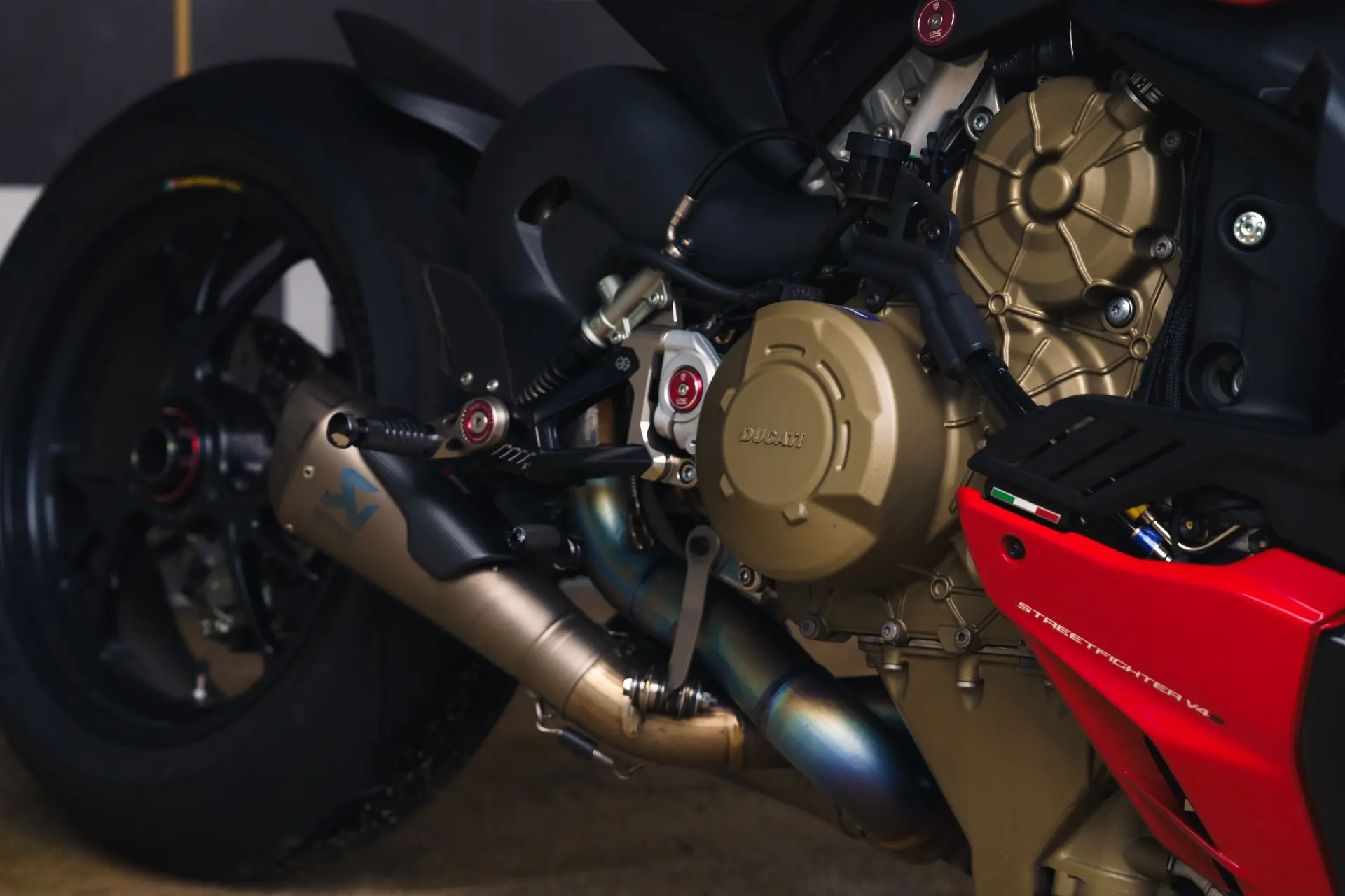 Ducati Streetfighter V4S + AKRAPOVIC 8