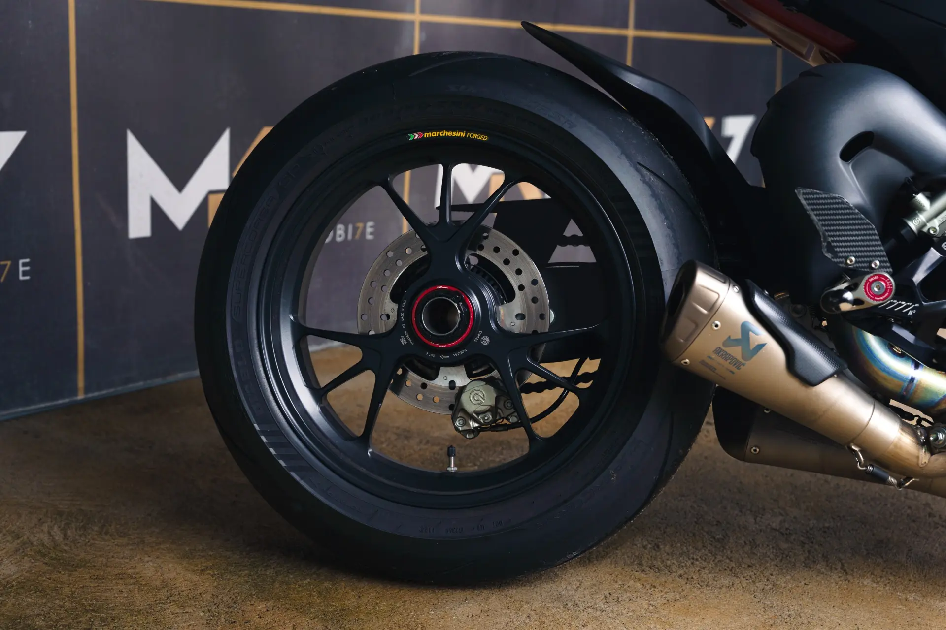Ducati Streetfighter V4S + AKRAPOVIC 12