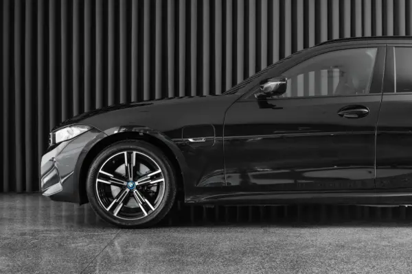 BMW 320 e Pack M Auto 9