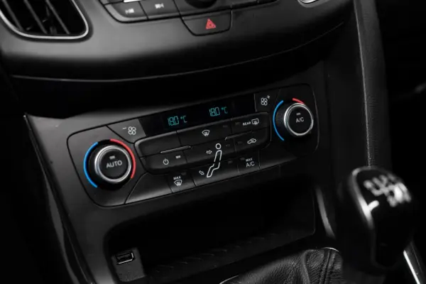 Ford Focus 1.0 EcoBoost S&S TITANIUM 31