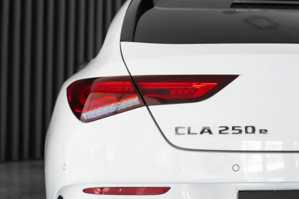 Mercedes-Benz CLA 250 e Shooting Brake AMG Line 10