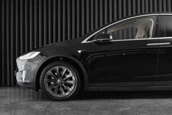Tesla Model X 90D 4