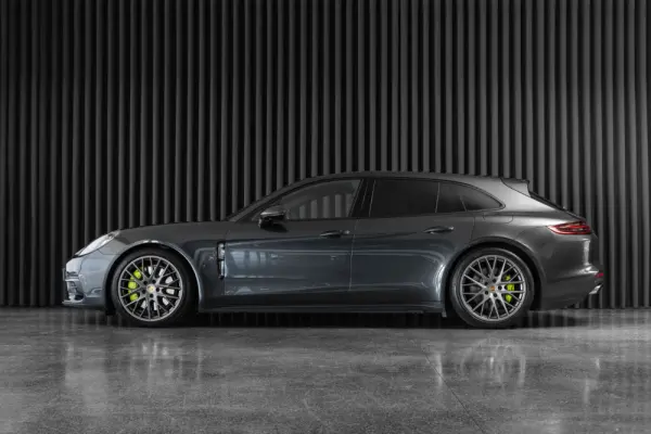 Porsche Panamera Sport Turismo 4 E-Hybrid 2