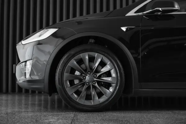 Tesla Model X 90D 6