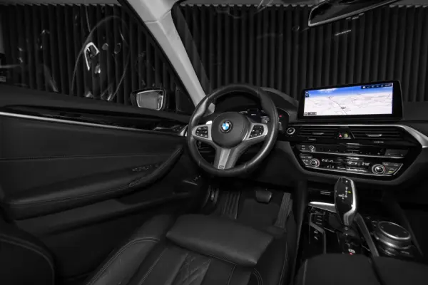 BMW 520 e Pack M 12
