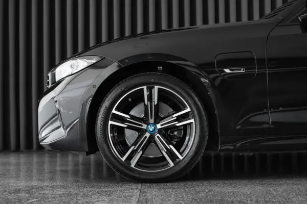 BMW 320 e Pack M Auto 8
