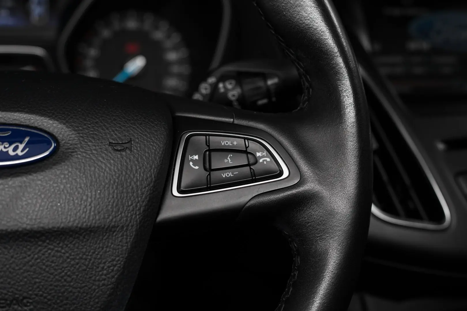 Ford Focus 1.0 EcoBoost S&S TITANIUM 25