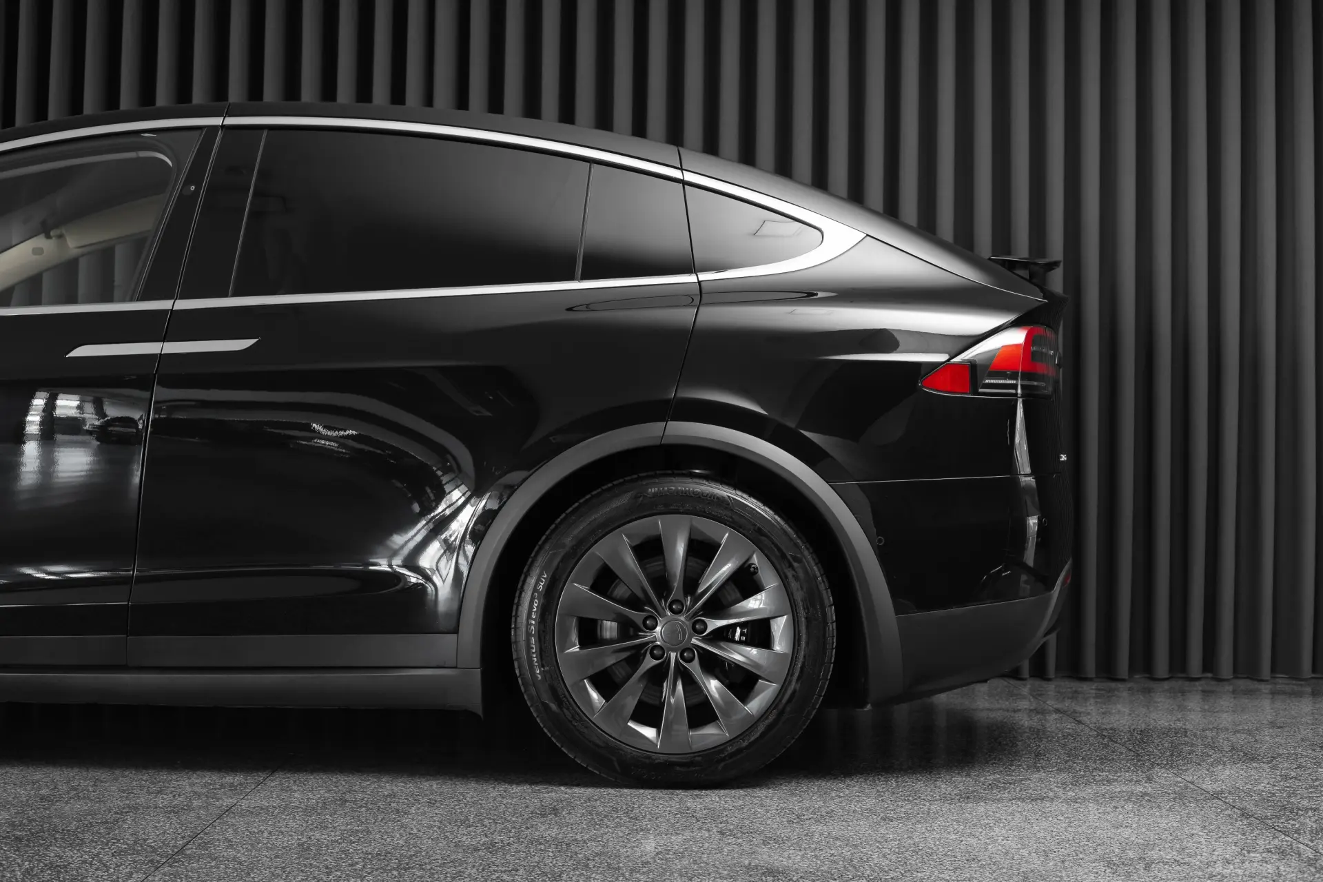 Tesla Model X 90D 5
