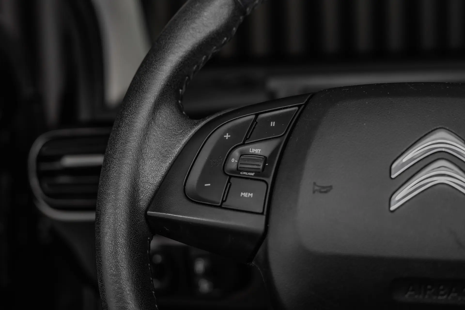 Citroen C4 Cactus 1.5 BlueHDi Shine 26
