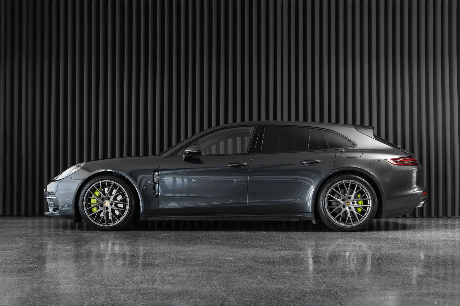 Porsche Panamera Sport Turismo 4 E-Hybrid 2