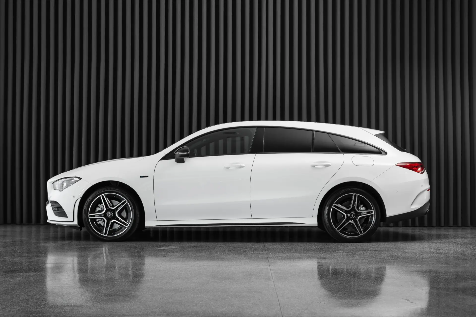 Mercedes-Benz CLA 250 e Shooting Brake AMG Line 2