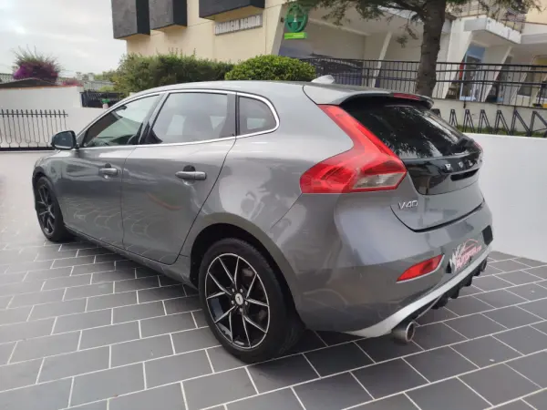 Volvo V40 2.0 D4 R-Design Summum 7