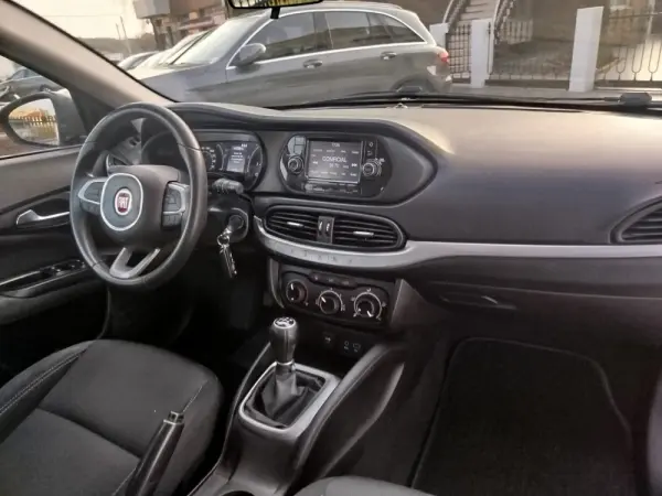 Fiat Tipo 1.3 M-Jet Easy 9