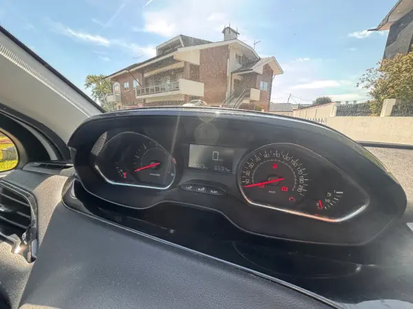 Peugeot 208 1.4 HDi Allure 13