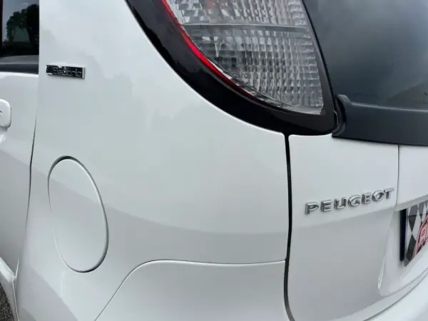 Peugeot iOn Active 11