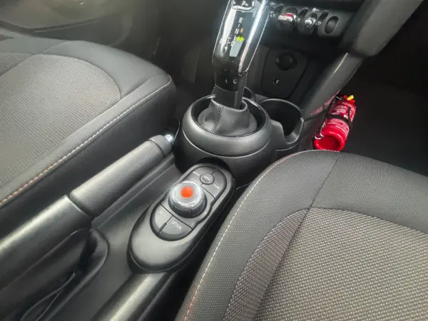 MINI 5 Portas Cooper Premium Yours Auto 38