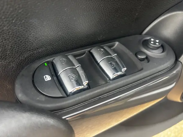 MINI 5 Portas Cooper Premium Yours Auto 6