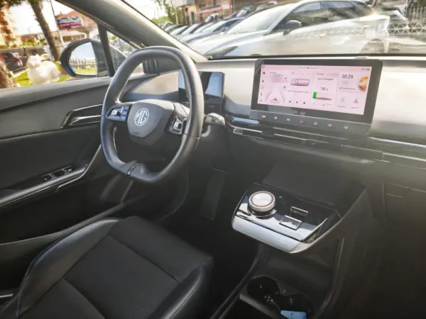 MG MG4 64 kWh Luxury 19