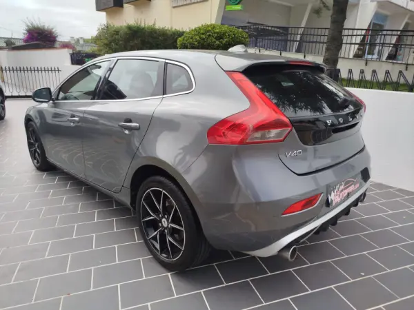 Volvo V40 2.0 D4 R-Design Summum 3