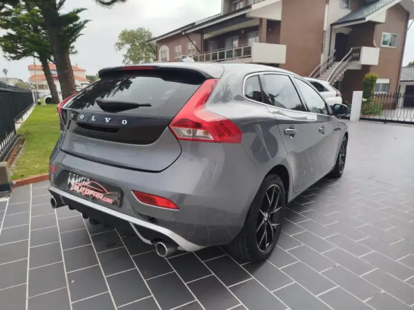 Volvo V40 2.0 D4 R-Design Summum 5