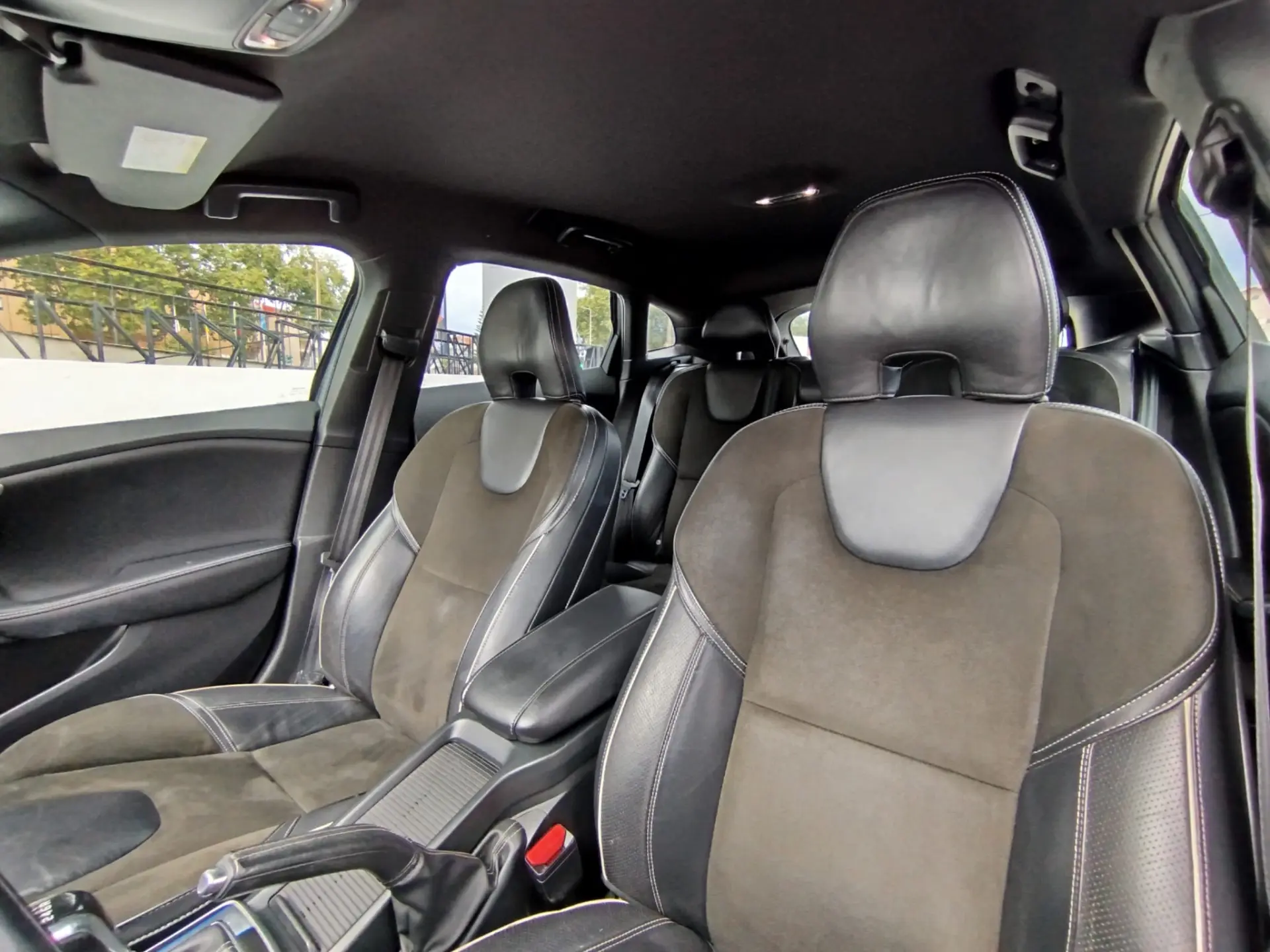 Volvo V40 2.0 D4 R-Design Summum 12