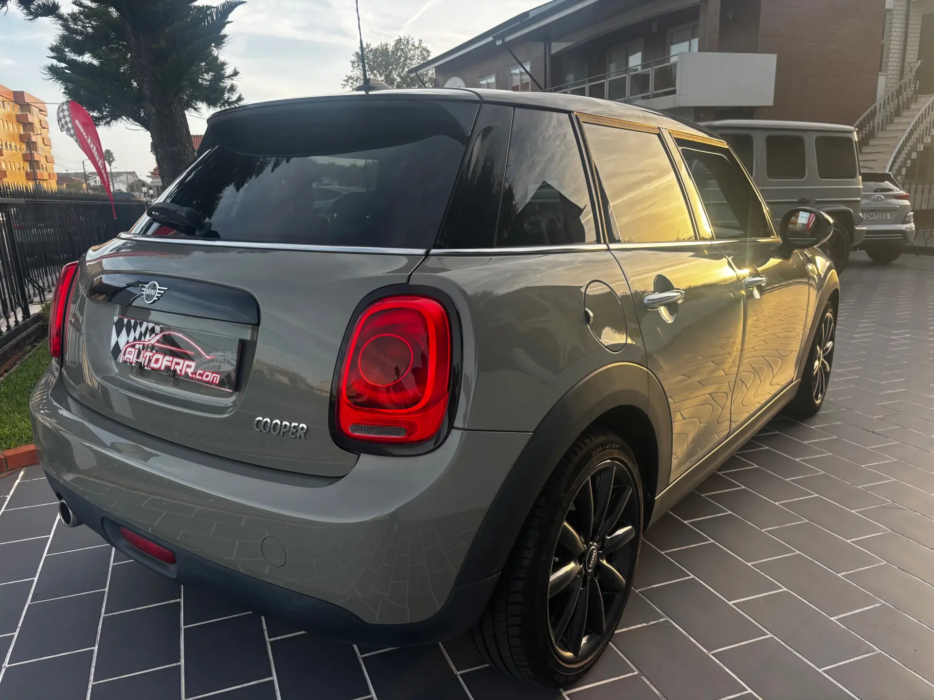 MINI 5 Portas Cooper Premium Yours Auto 25