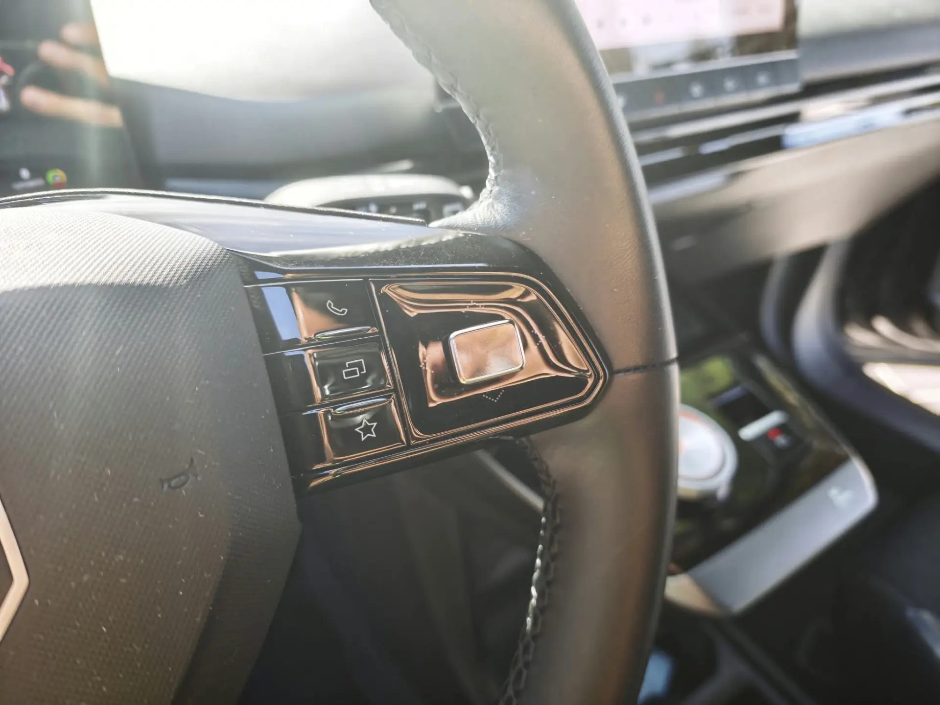 MG MG4 64 kWh Luxury 12