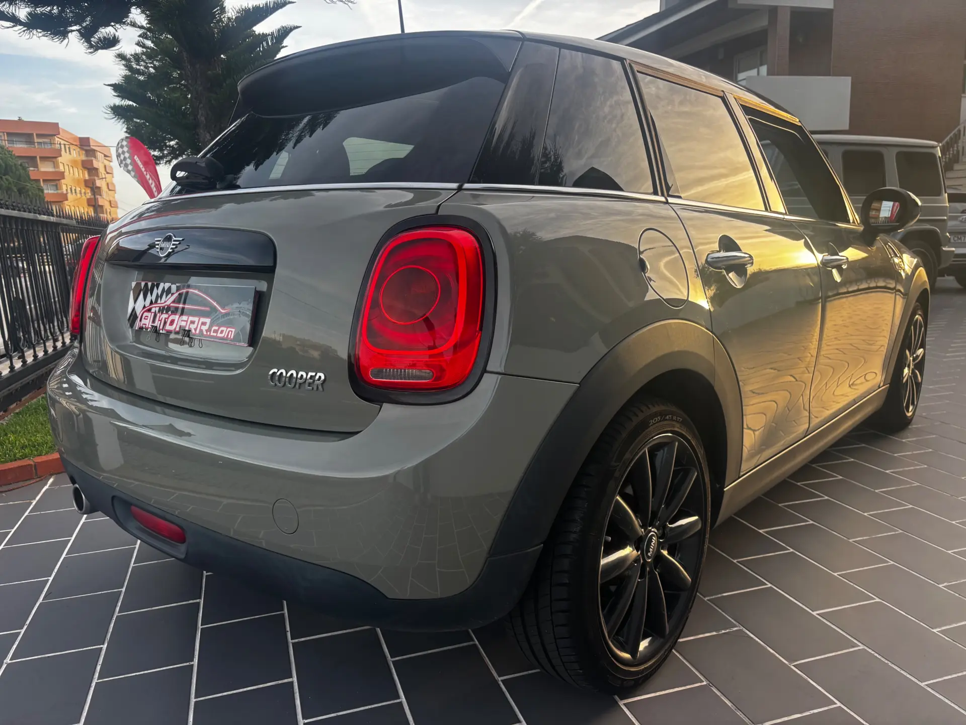 MINI 5 Portas Cooper Premium Yours Auto 28