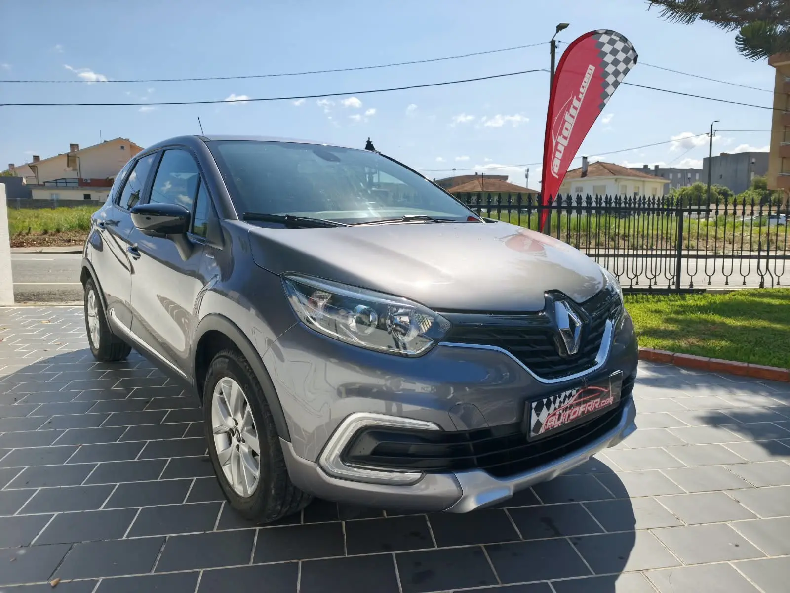 Renault Captur 1.0 TCe Exclusive 1