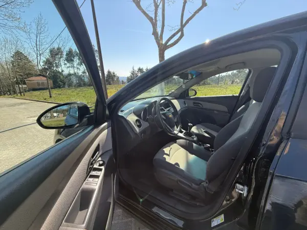 Chevrolet Cruze LS 8