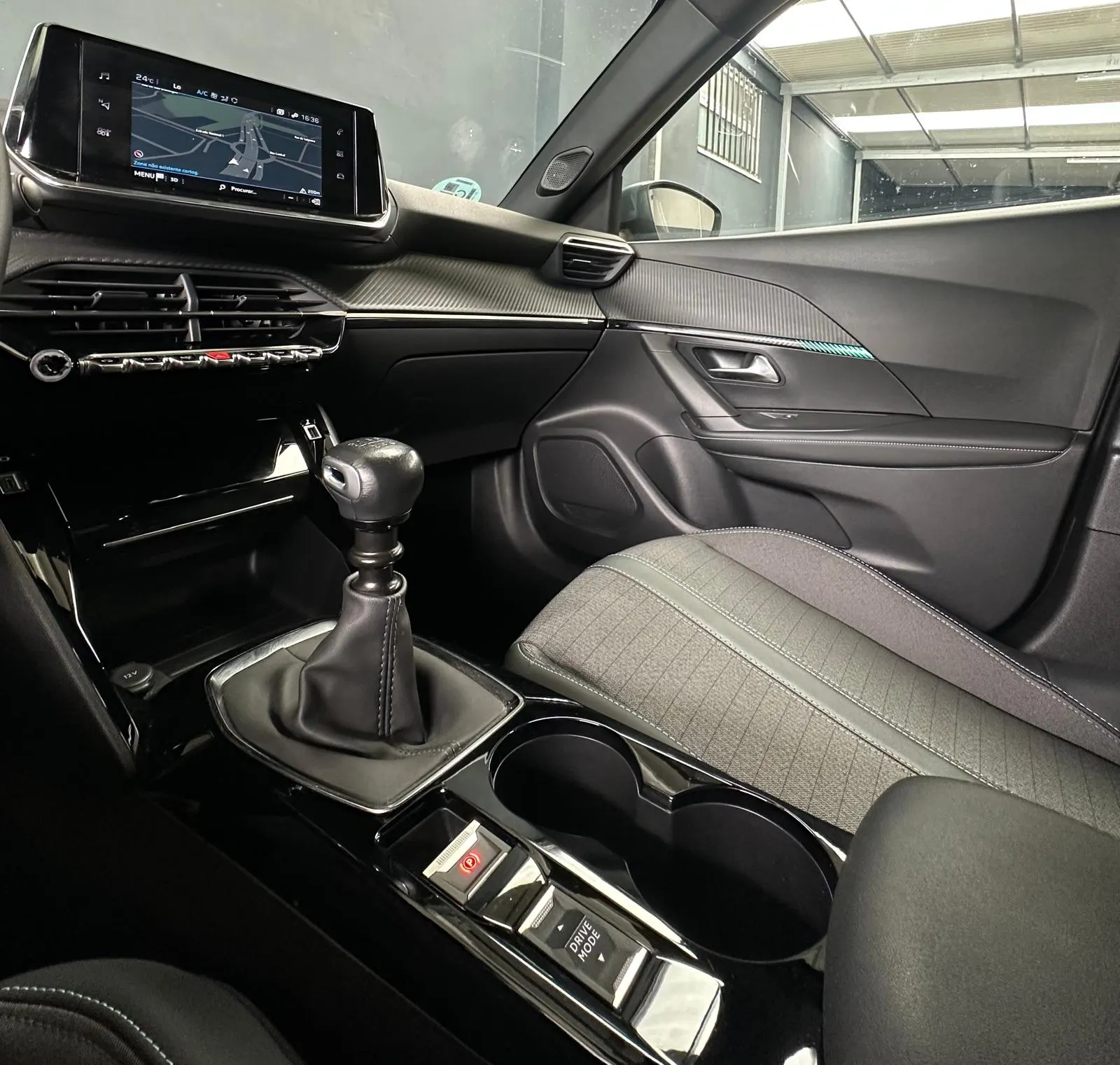 Peugeot 2008 1.2 PureTech Allure 17