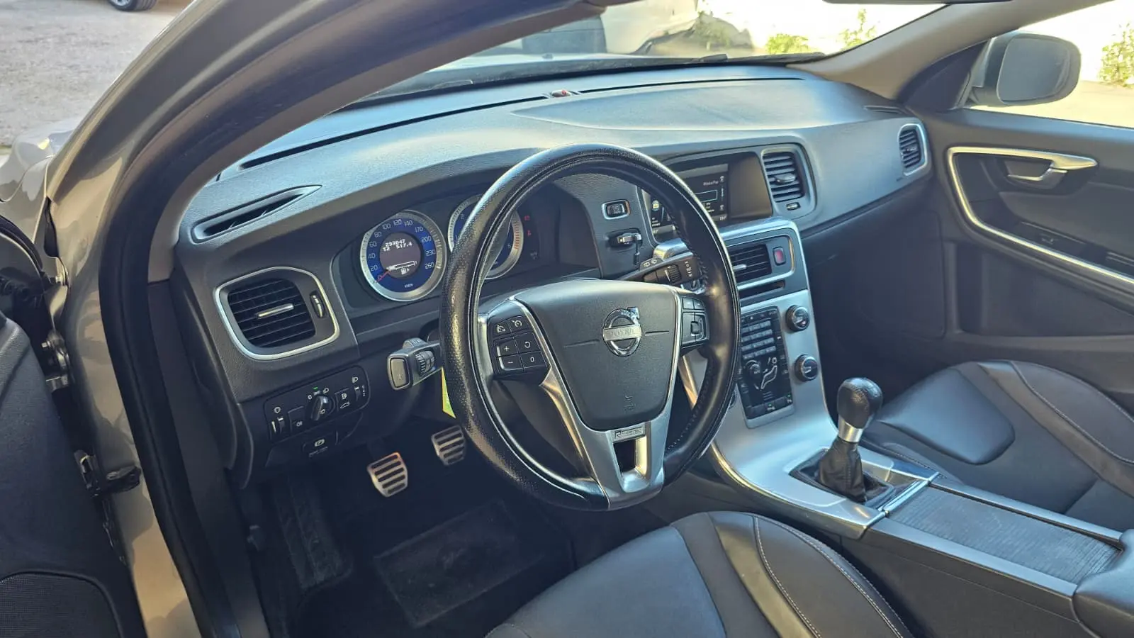 Volvo V60 1.6 D2 R-Design 6