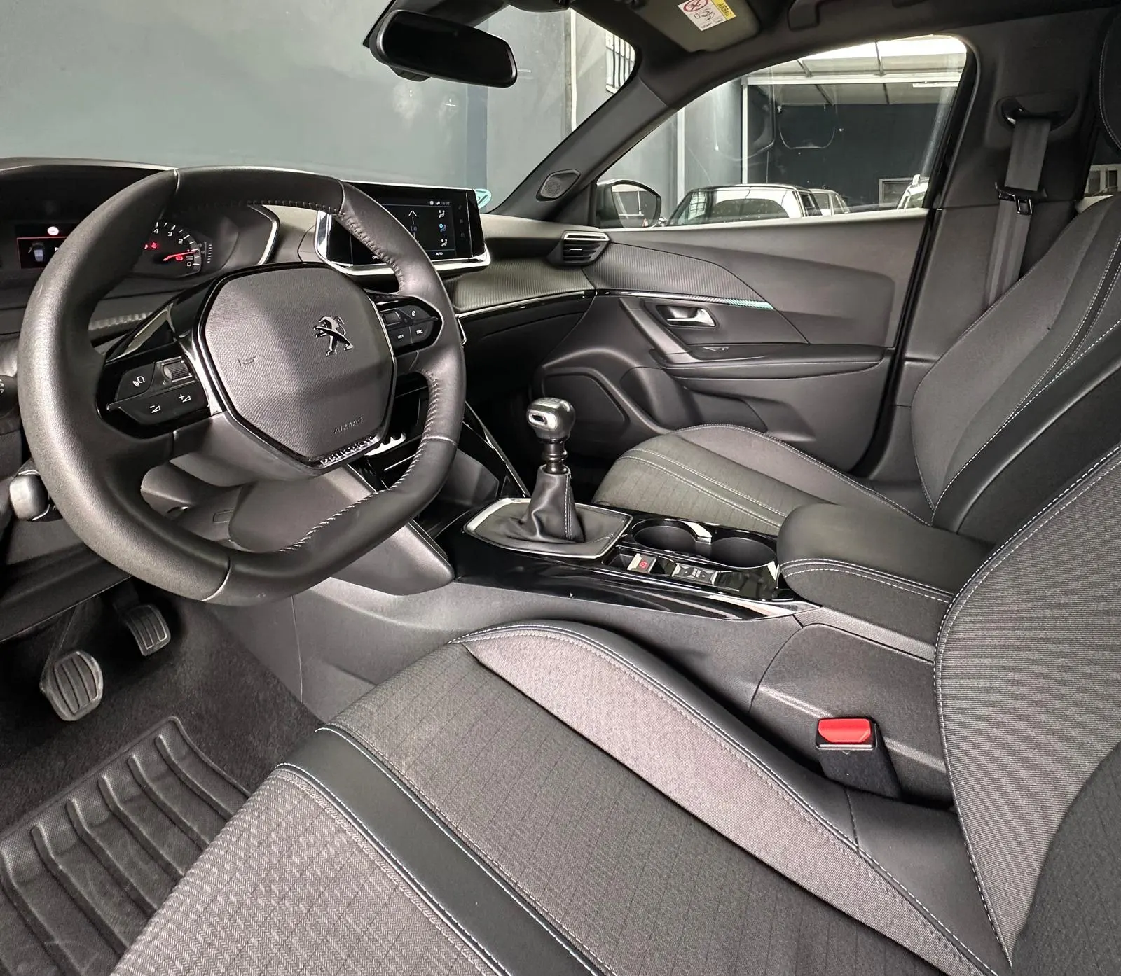 Peugeot 2008 1.2 PureTech Allure 4