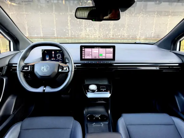 MG MG4 Trophy Ext Range 77 kWh 245 hp 6