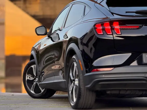 Ford Mustang Mach-E 75.7 kWh Base 15